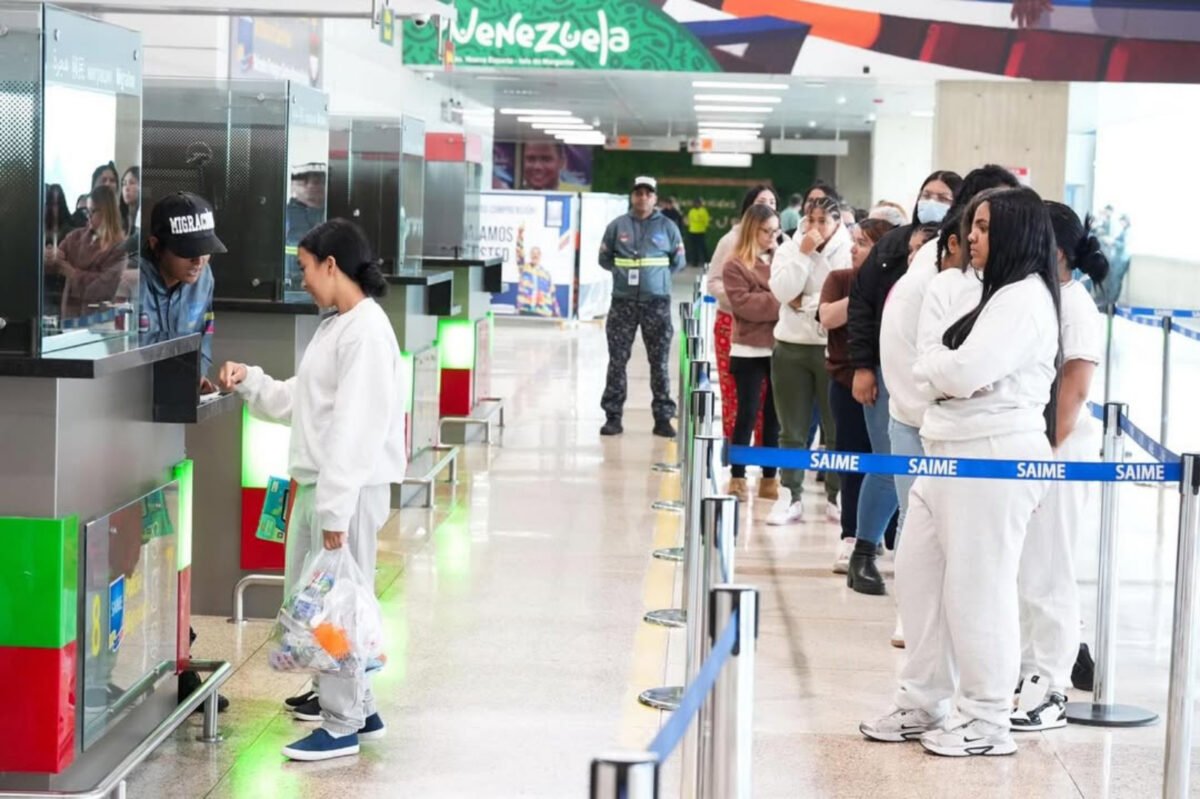 Llegaron a Venezuela 123 migrantes repatriados en un vuelo procedente de Estados Unidos