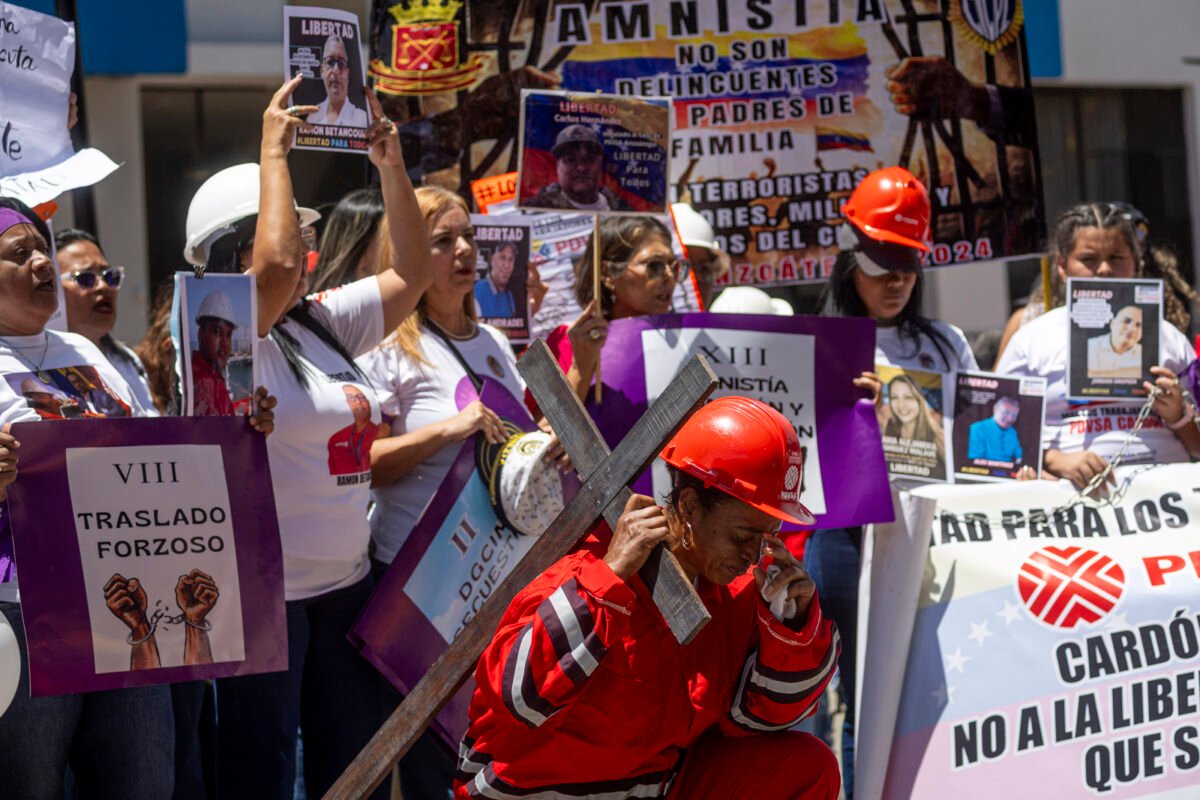 En imágenes: el viacrucis de los familiares de trabajadores de PDVSA detenidos
