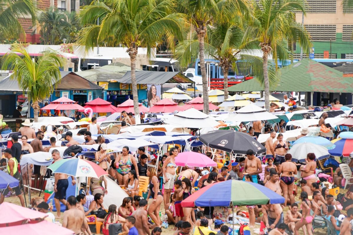 En imágenes: así están las playas de La Guaira este Viernes Santo