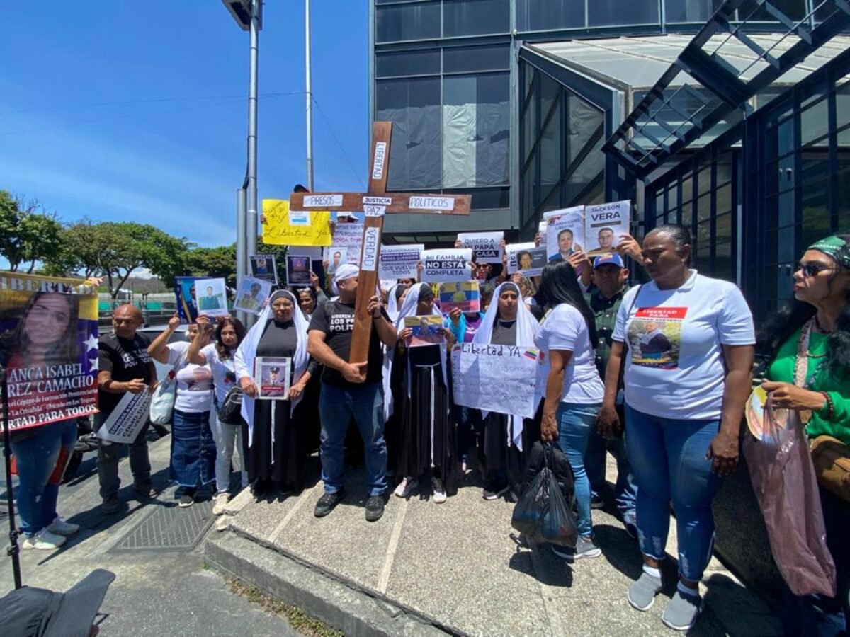 Familiares de presos políticos marcharon en silencio hasta la Nunciatura Apostólica para exigir liberaciones