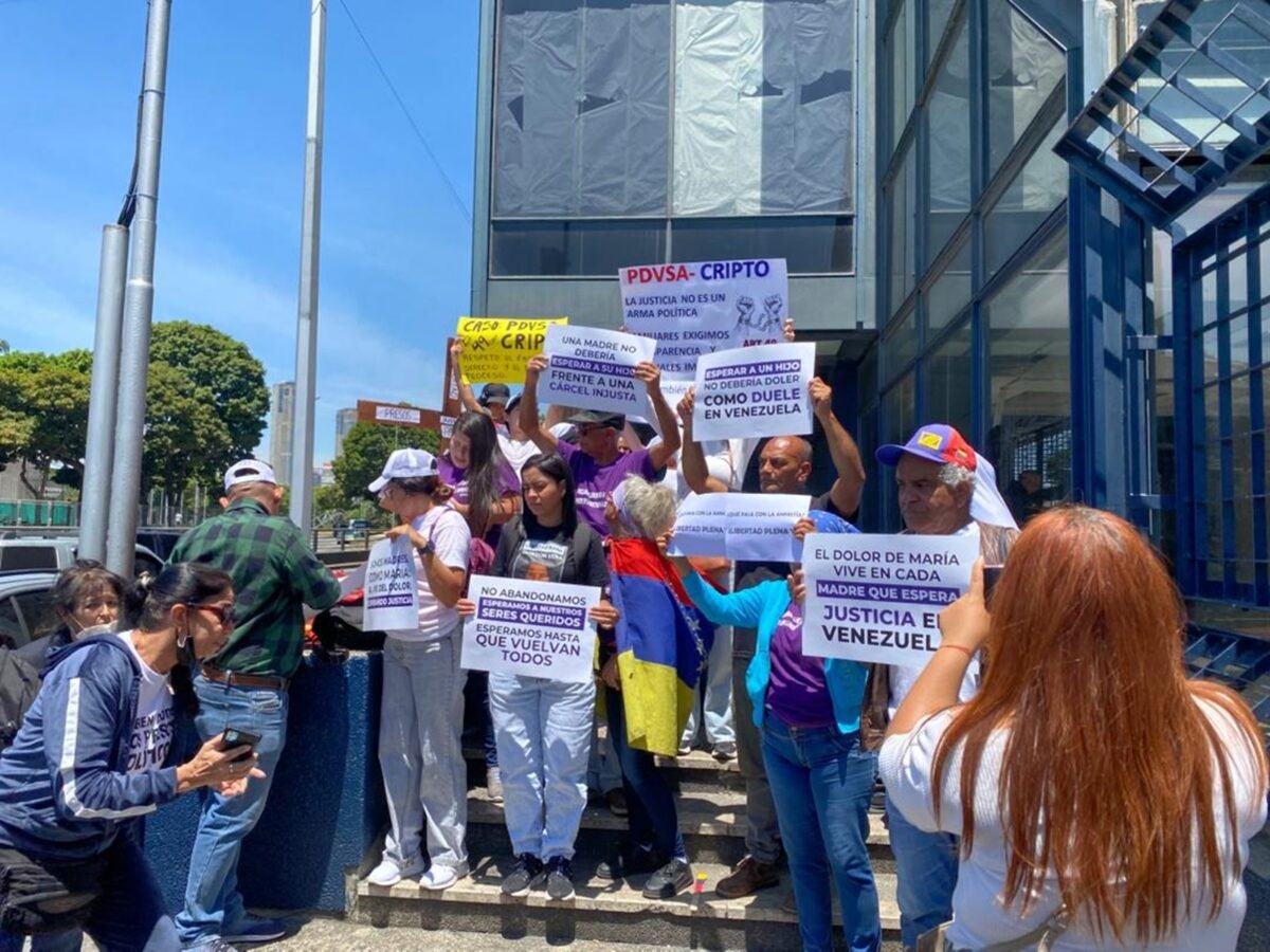 Familiares de presos políticos marcharon en silencio hasta la Nunciatura Apostólica para exigir liberaciones