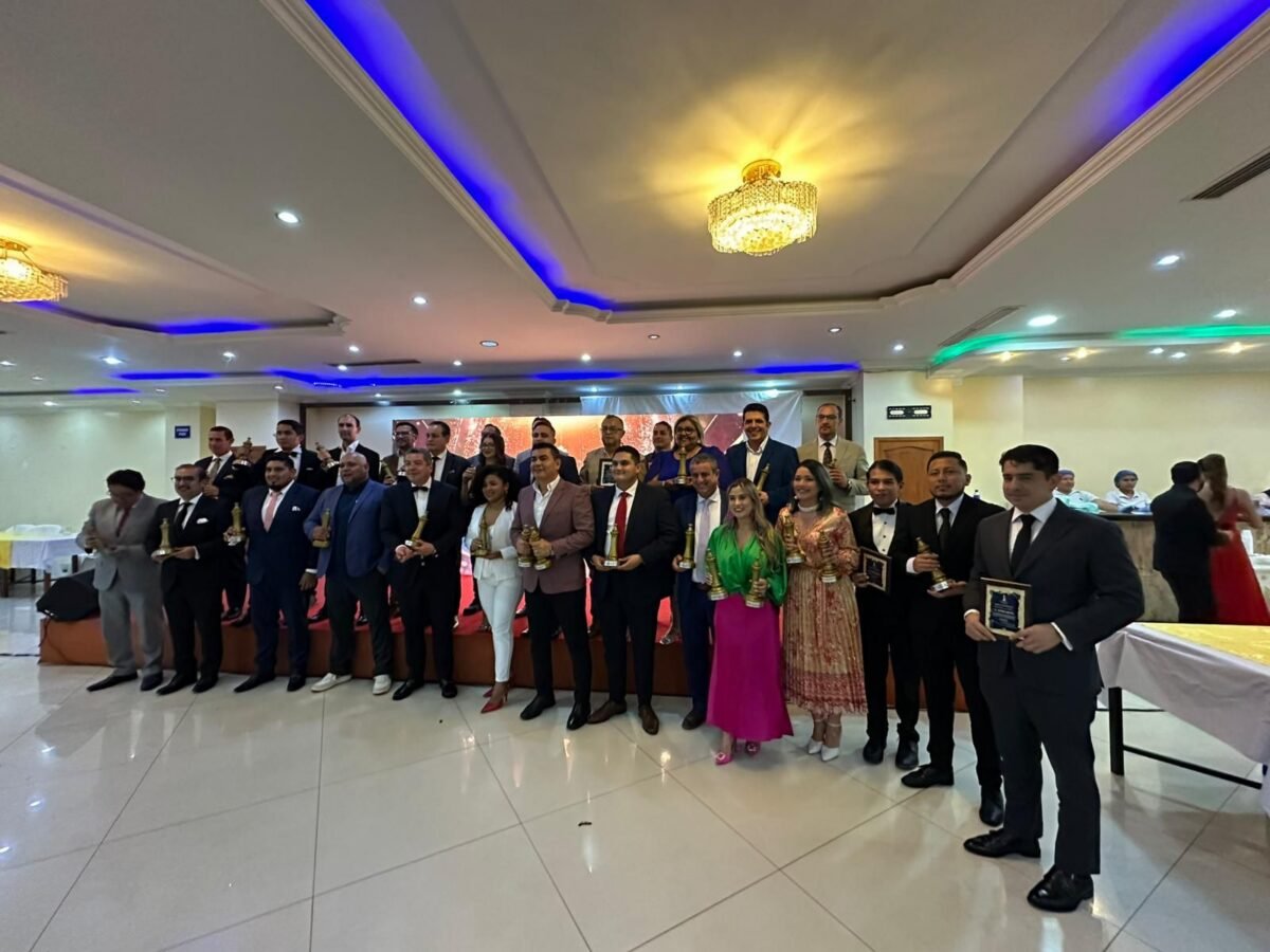 El venezolano David Rico Coello ganó en Ecuador el premio RedCop Awards Latam como mejor consultor político del año