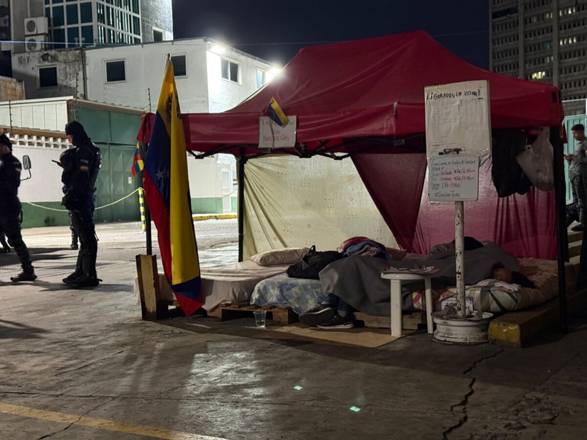 Familiares de presos políticos en Zona 7 denunciaron plan de la PNB para desalojar sus carpas