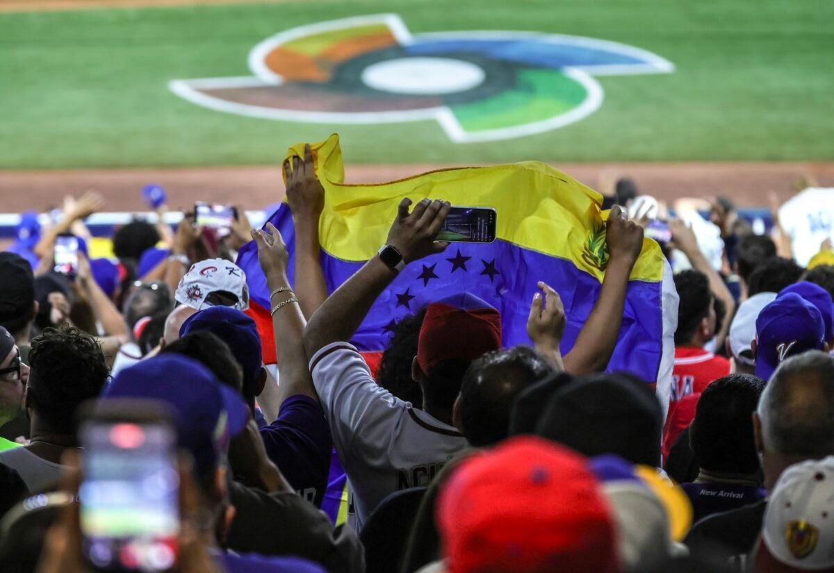 En imágenes: así vivió la fanaticada el histórico pase de Venezuela a la final del Clásico Mundial de Beisbol