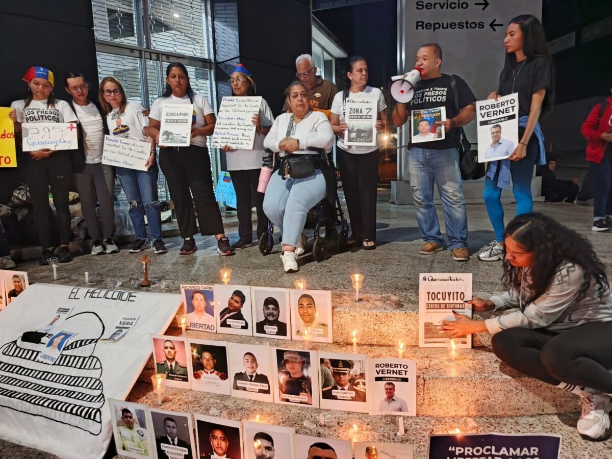 En imágenes: así transcurrió la vigilia de familiares de presos políticos en El Rodeo I, El Helicoide y Zona 7