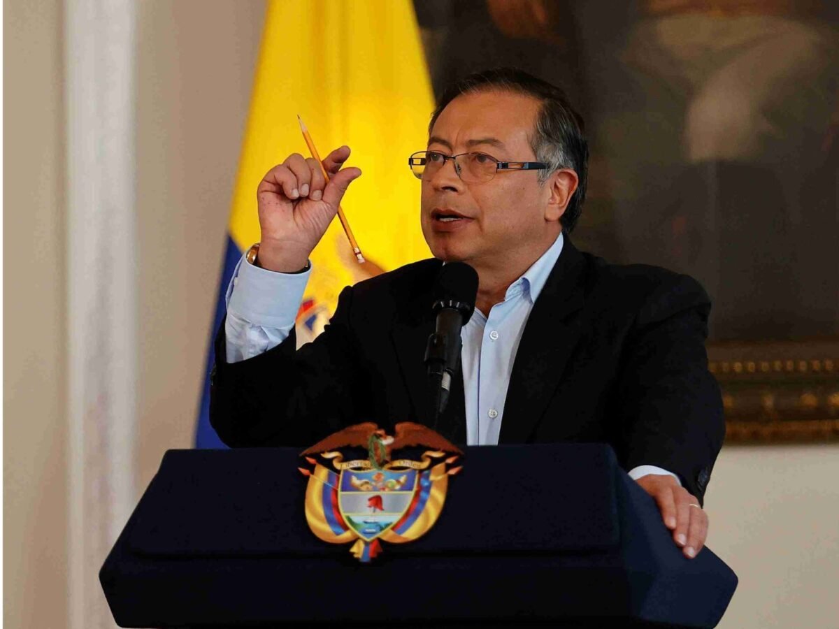 Petro dice que hay bombardeos sobre Caracas y pide reuniones urgentes de la ONU y la OEA