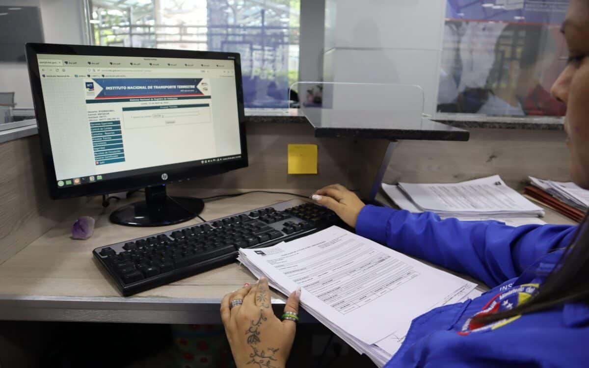 ¿Cuáles son los pasos para solicitar una nueva placa ante el INTT?