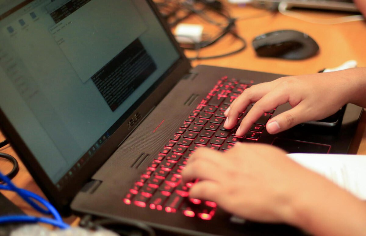 Starlink vs. servicio de Internet por fibra óptica: ¿en qué se diferencian?