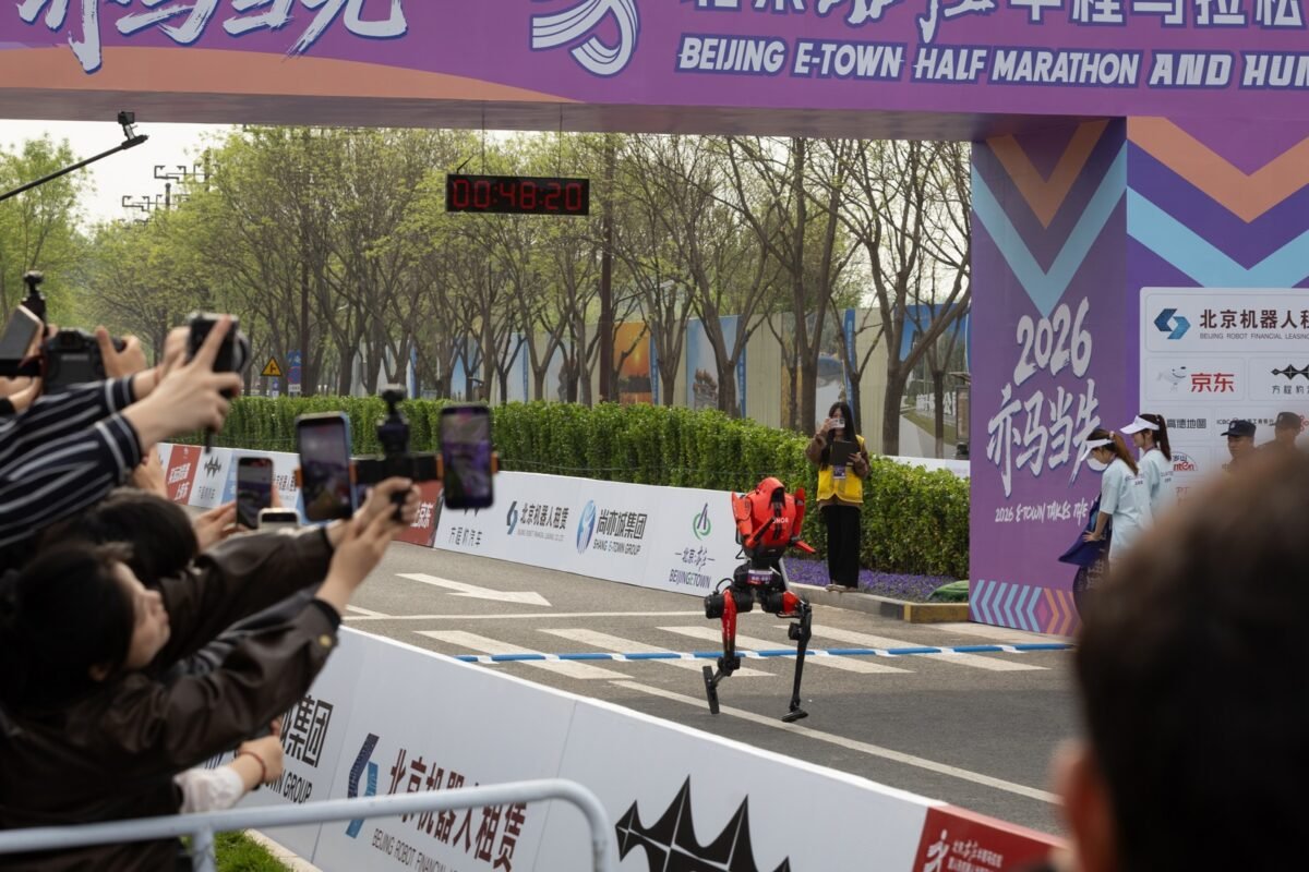 Un robot humanoide ganó la media maratón de Pekín con marca histórica