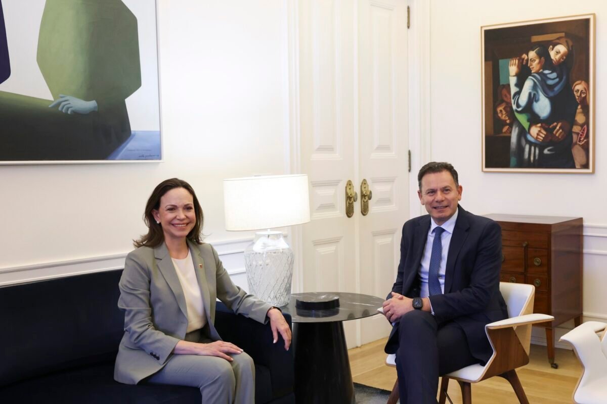 El primer ministro portugués transmitió a la líder opositora venezolana el deseo de su gobierno de que, "dadas las circunstancias que atraviesa el país, pueda ser un momento de transición democrática 