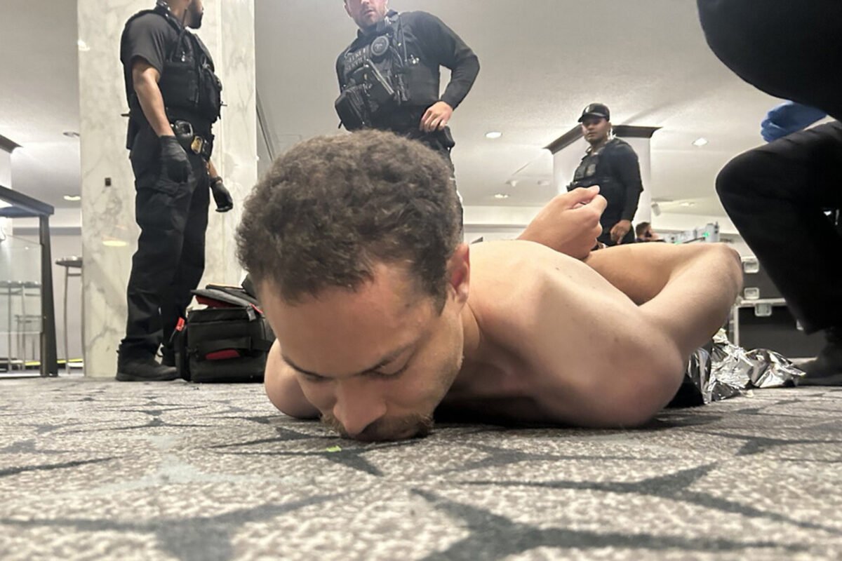 #TeExplicamos | Lo que se sabe sobre el tiroteo en la cena de corresponsales donde estaba Donald Trump