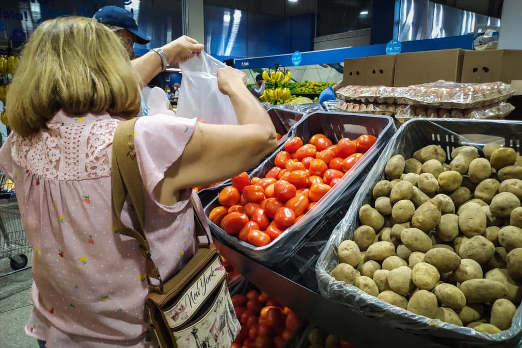 Consumidores venezolanos quieren encontrar de todo en un solo lugar .Precios compradores vendedores trabajos informales comercio comercios Canasta Básica Alimentaria Verduras, Frutas y Hortalizas Mercado mercados a cielo abierto Catia supermercados Ferias de hortalizas venezolanos calidad de alimentos ofertas economía