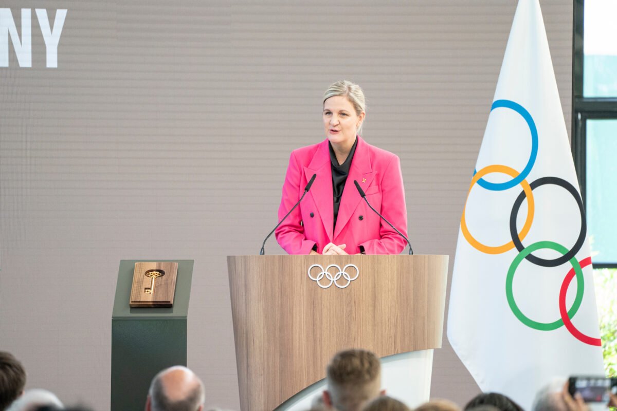 El COI afirmó que los trans podrán competir en los JJ OO en la categoría de su sexo biológico Kirsty Coventry, la primera mujer en ser presidenta del Comité Olímpico Internacional