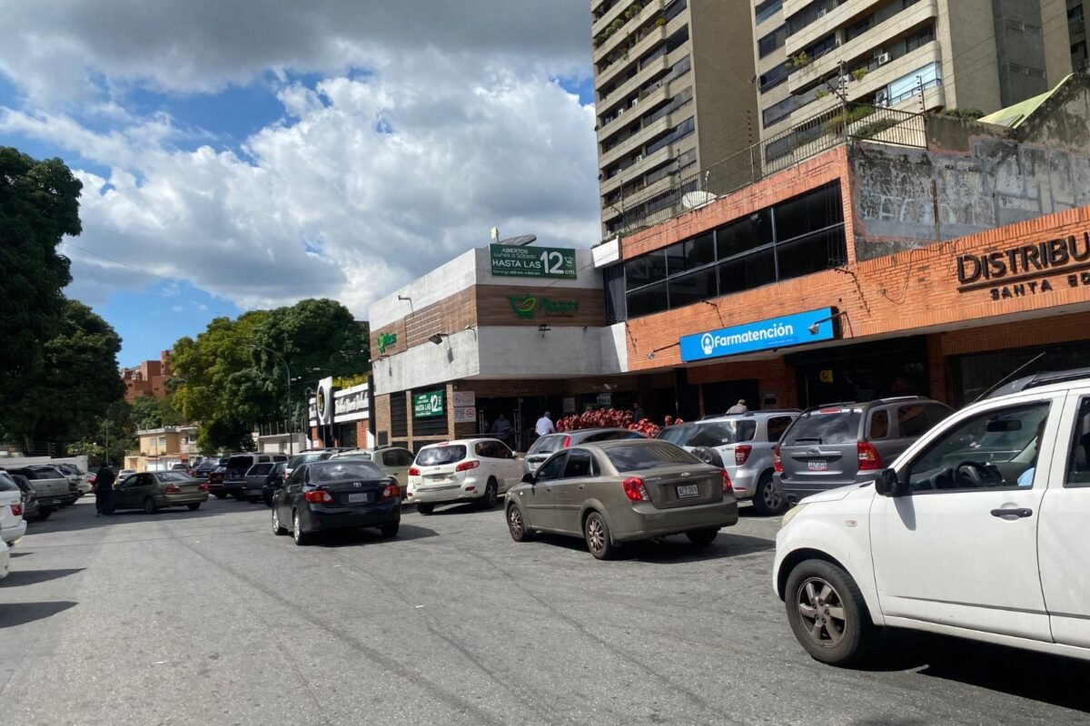 Calles desoladas y largas colas para alimentos y gasolina marcaron el domingo en Caracas