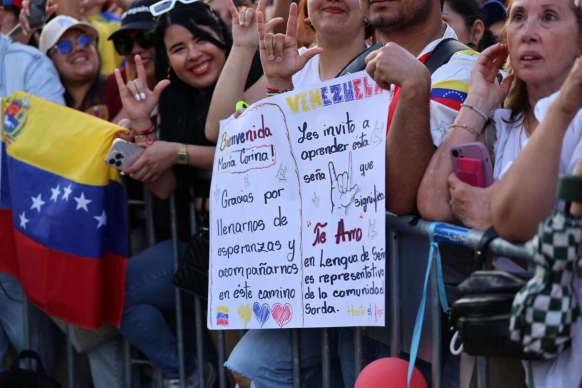 En imágenes: una multitud de venezolanos acompañó a María Corina Machado en Madrid