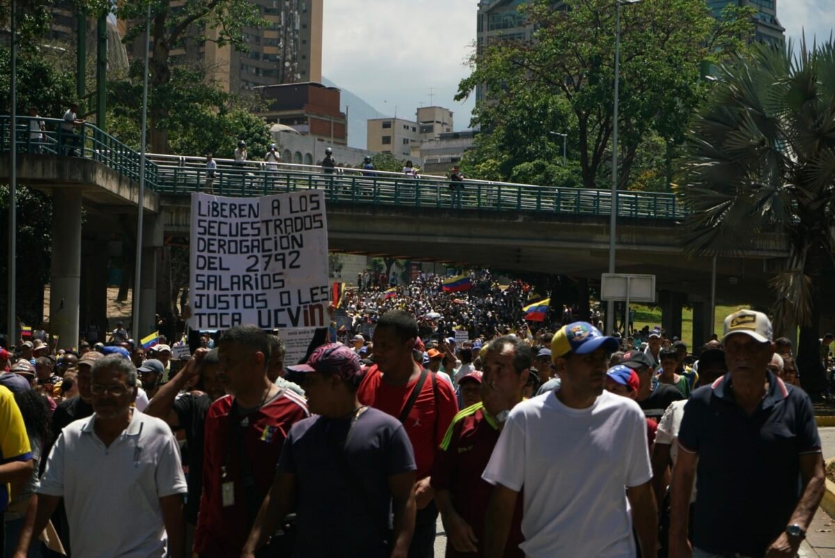 Trabajadores marchan hacia Miraflores para exigir mejoras salariales