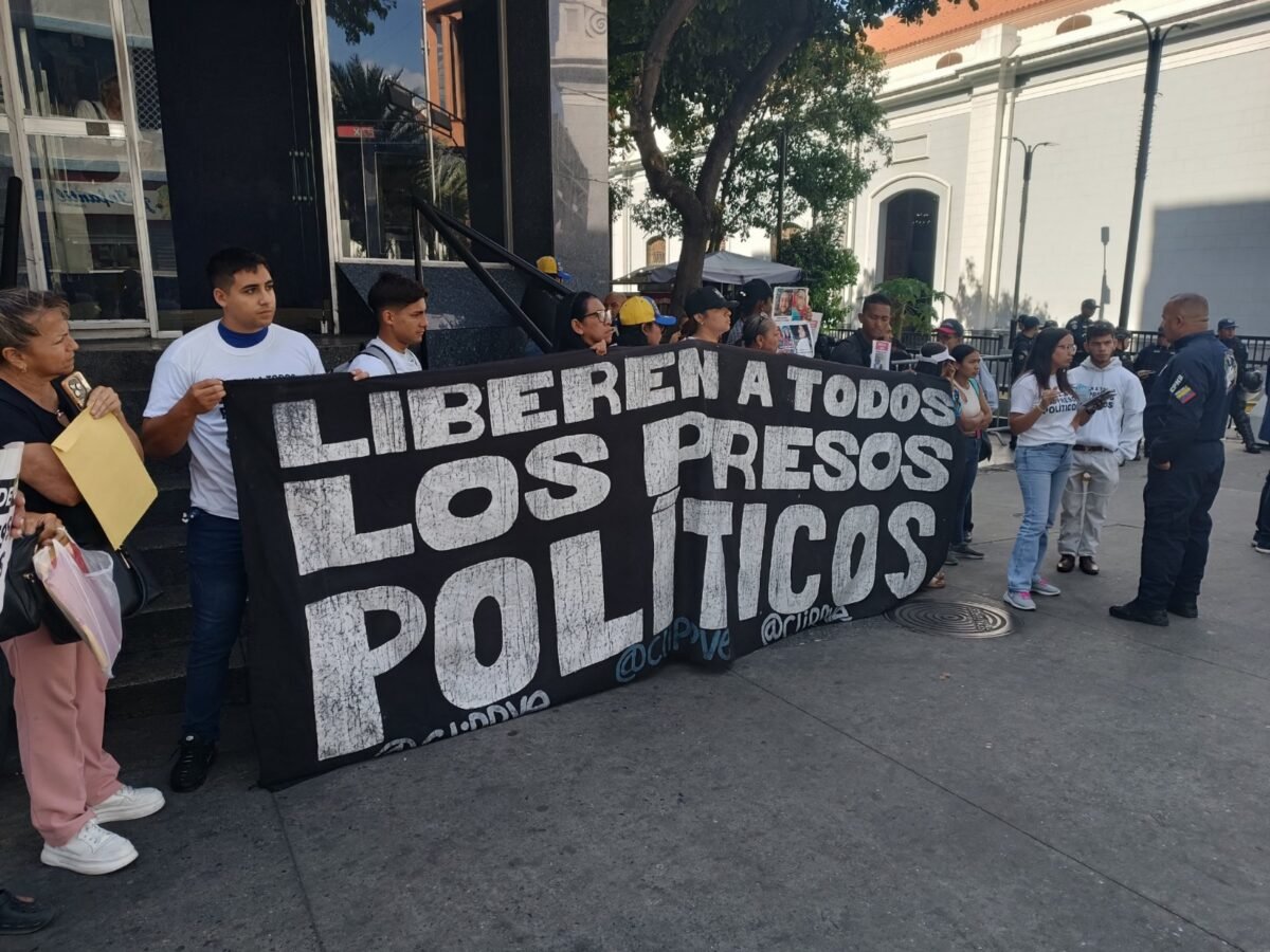 Foro Penal informó que hay 490 presos políticos en Venezuela en medio del proceso de amnistía Familiares de presos políticos denunciaron irregularidades en la aplicación de la Ley de Amnistía frente a la AN