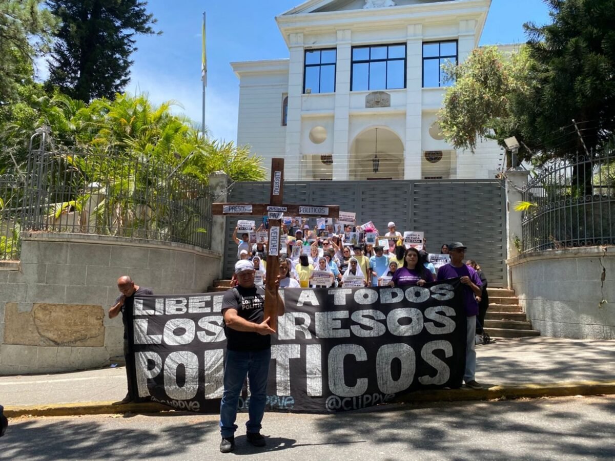 Familiares de presos políticos marcharon en silencio hasta la Nunciatura Apostólica para exigir liberaciones