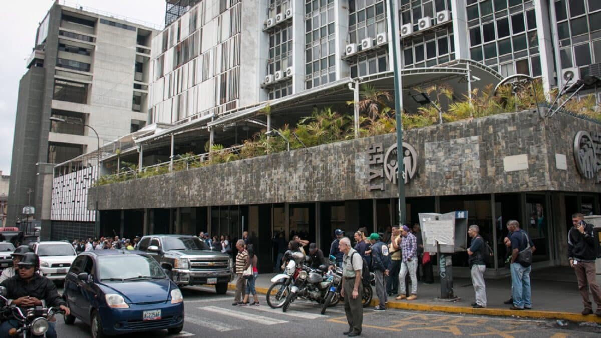 Pacientes oncológicos protestaron en la sede del IVSS en Caracas