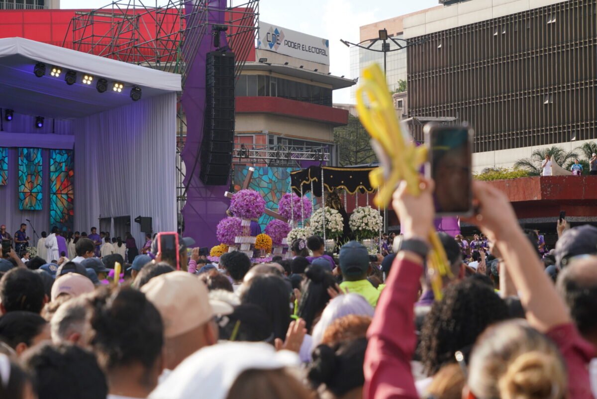 En imágenes: así transcurre la procesión del Nazareno de San Pablo en Caracas