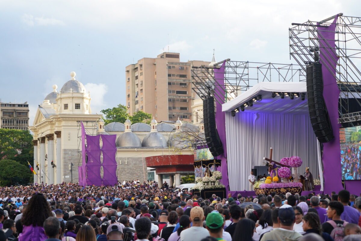En imágenes: así transcurre la procesión del Nazareno de San Pablo en Caracas