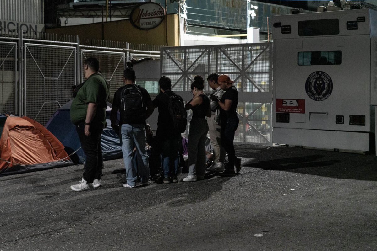 Un campamento de historias y sueños resiste frente a la Zona 7 de la PNB