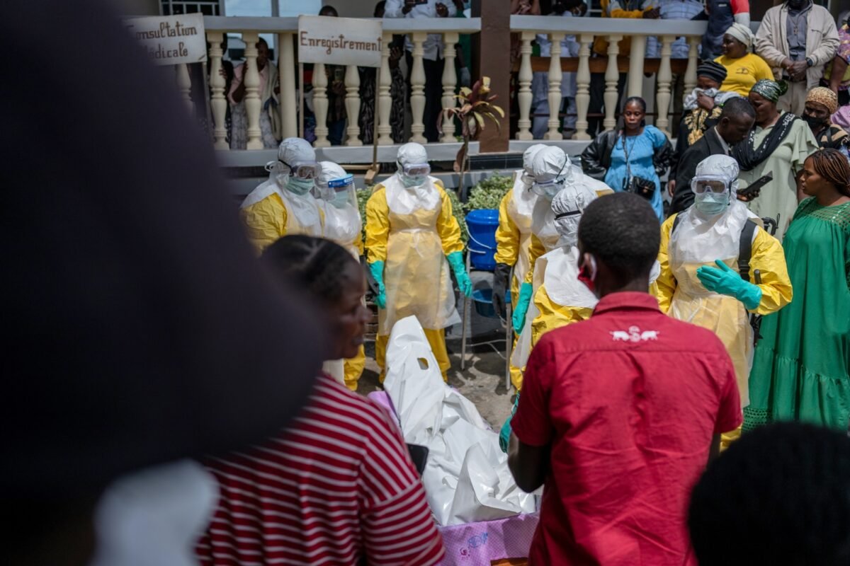 Unión Africana alertó que 10 países están en riesgo por brote de ébola en RDC y Uganda