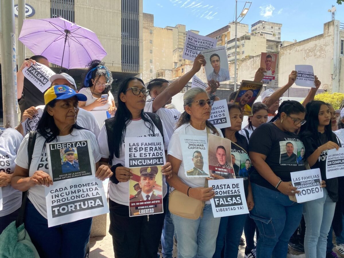 Familiares exigieron al fiscal Devoe respuesta sobre la situación de los presos políticos