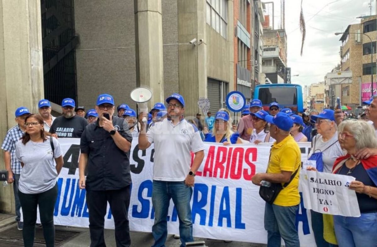La APUCV protestó frente a la sede del Ministerio de Educación Superior en Caracas para exigir aumento salarial