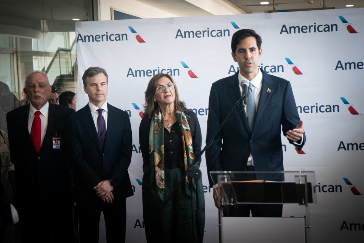 El primer vuelo Caracas-Miami trajo nuevas expectativas a un país lleno de incertidumbres
