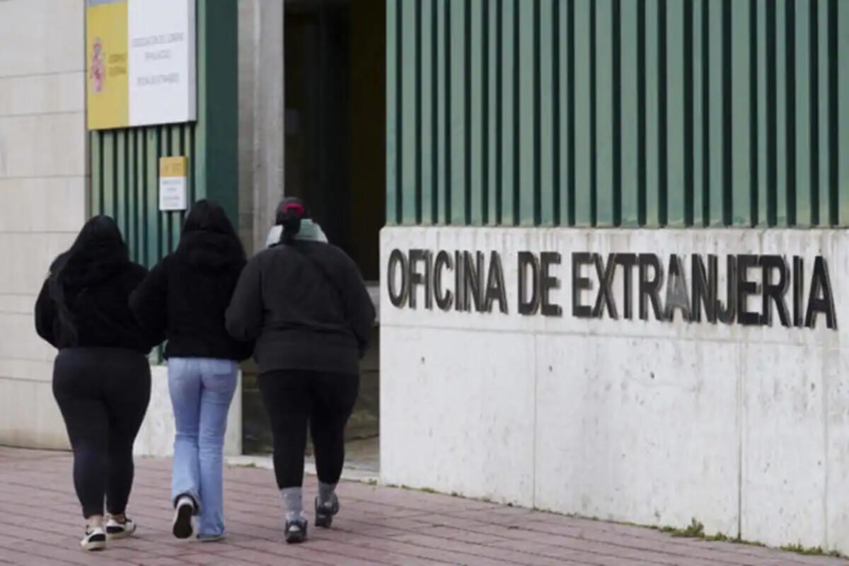 Unos 200.000 migrantes han solicitado la regularización extraordinaria en España #TeExplicamosElDía | Miércoles 1° de abril Sindicatos y ONG en España podrán asistir a migrantes en su regularización: los detalles