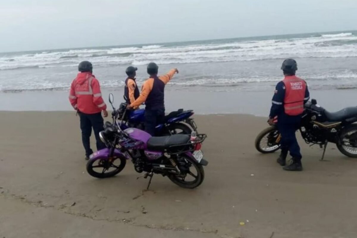 Autoridades buscan a tres pescadores desaparecidos tras el naufragio de una embarcación en Falcón