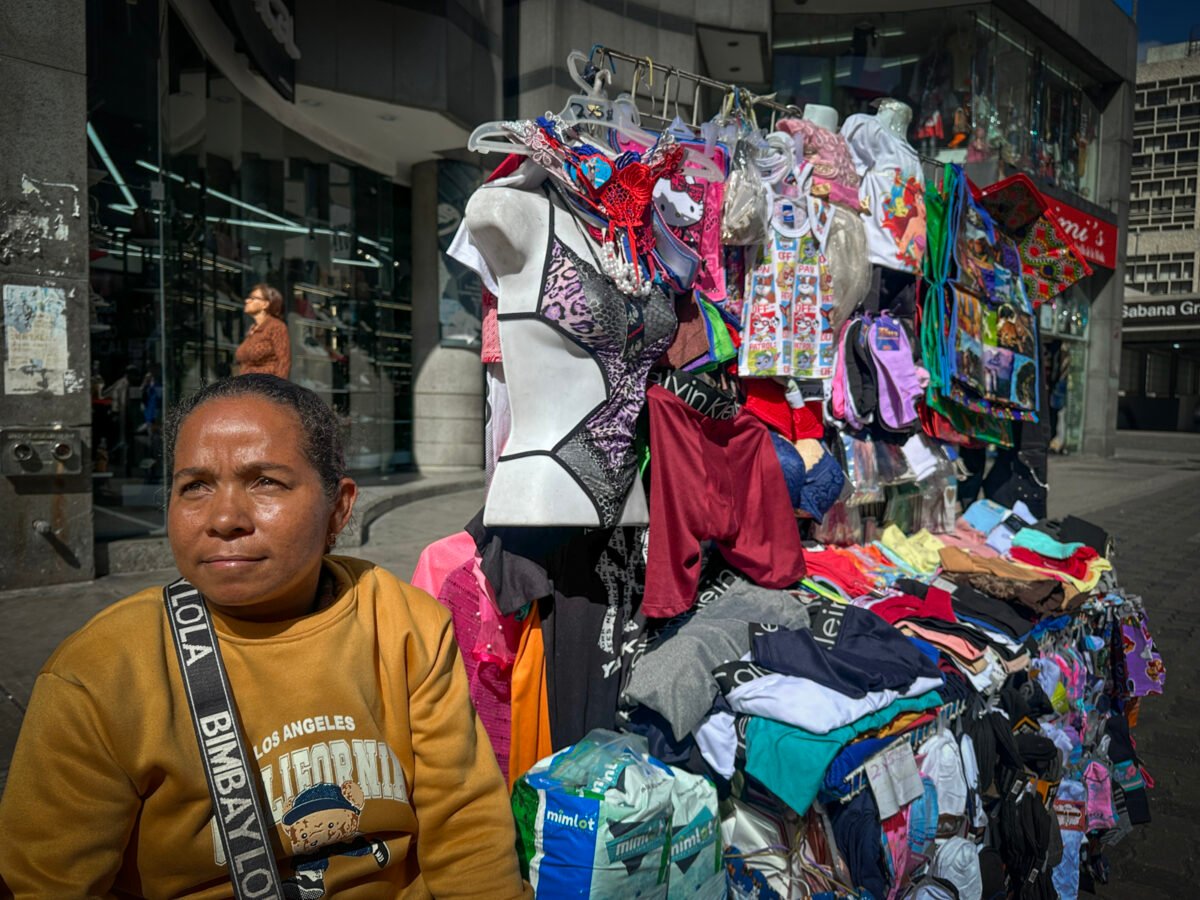 Economía informal en Caracas: el rostro de quienes buscan sustento vendiendo en las calles