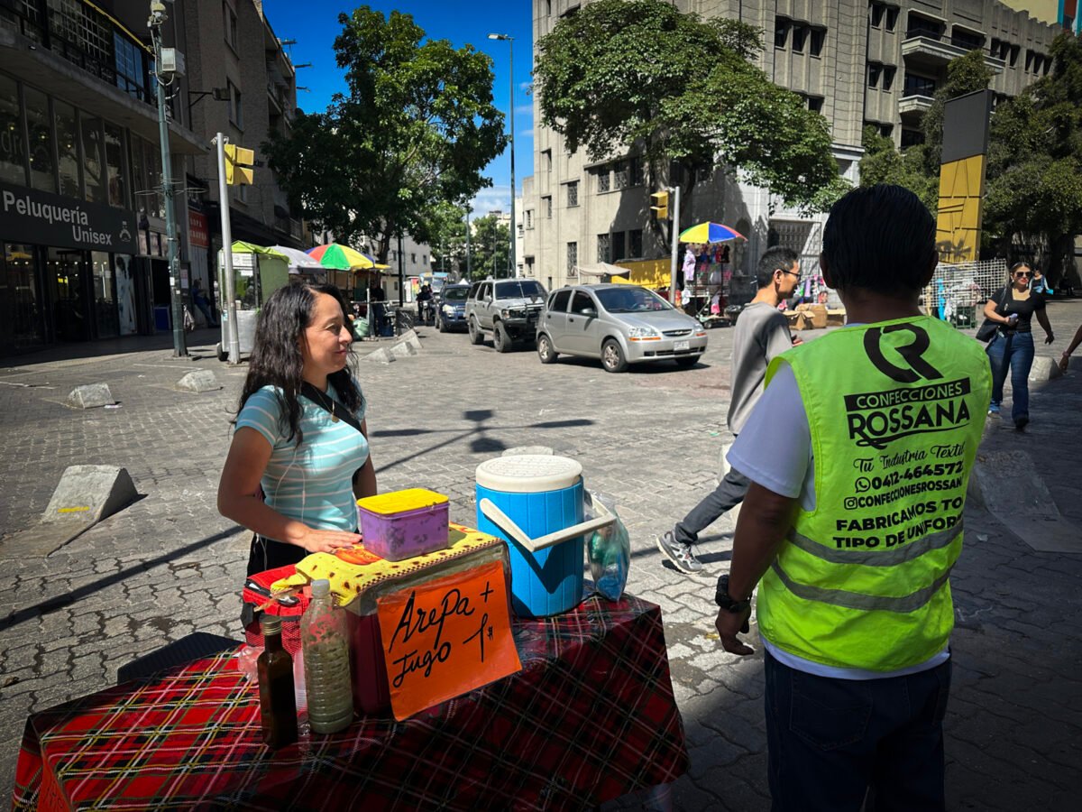 Economía informal en Caracas: el rostro de quienes buscan sustento vendiendo en las calles