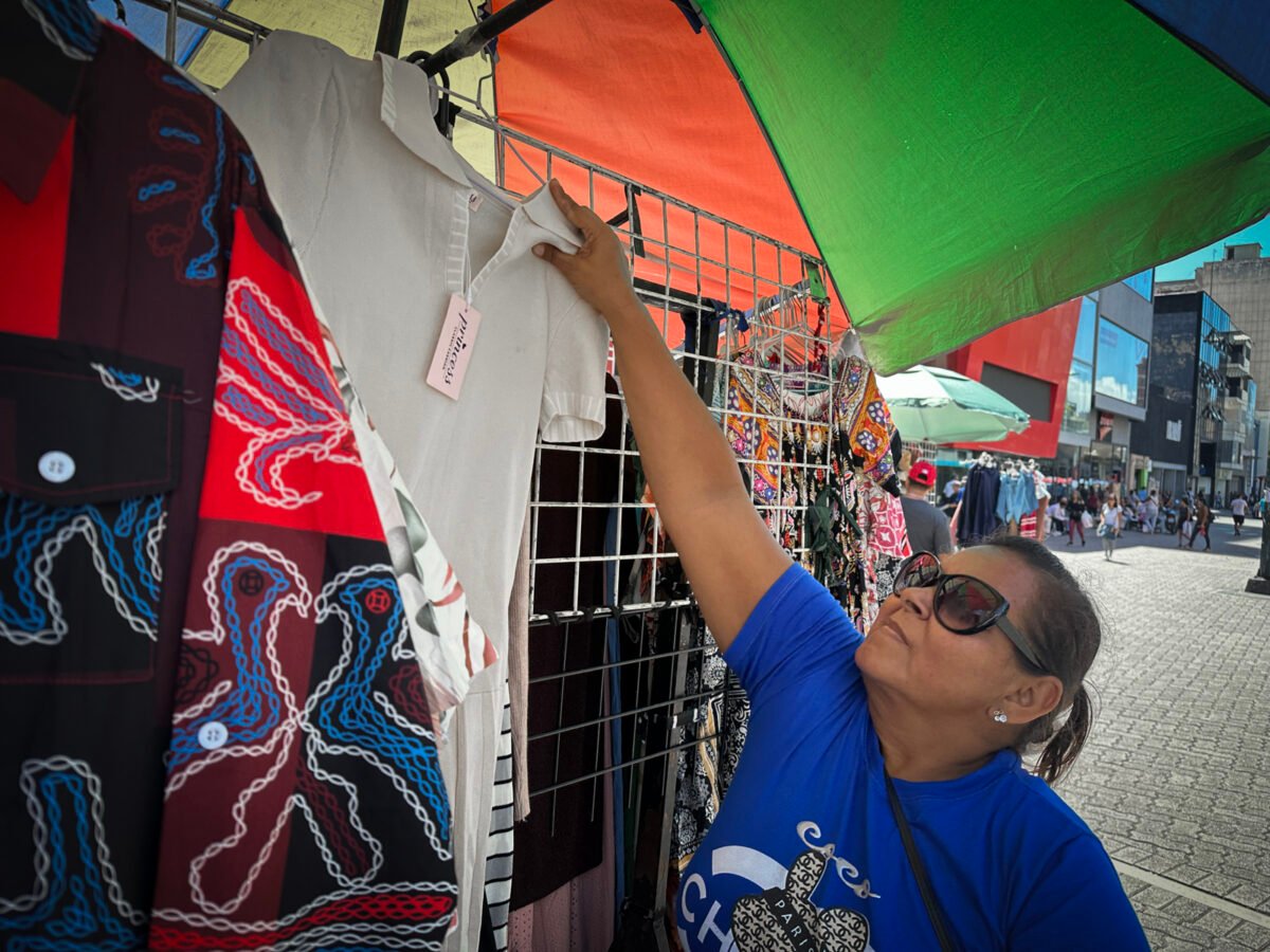 Economía informal en Caracas: el rostro de quienes buscan sustento vendiendo en las calles