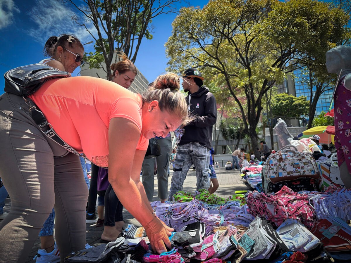 Economía informal en Caracas: el rostro de quienes buscan sustento vendiendo en las calles