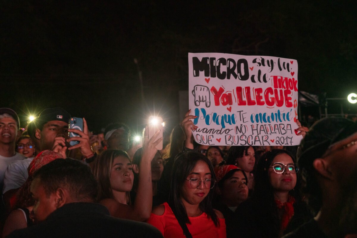 Micro TDH revive la nostalgia por sus canciones icónicas en su concierto en Caracas 