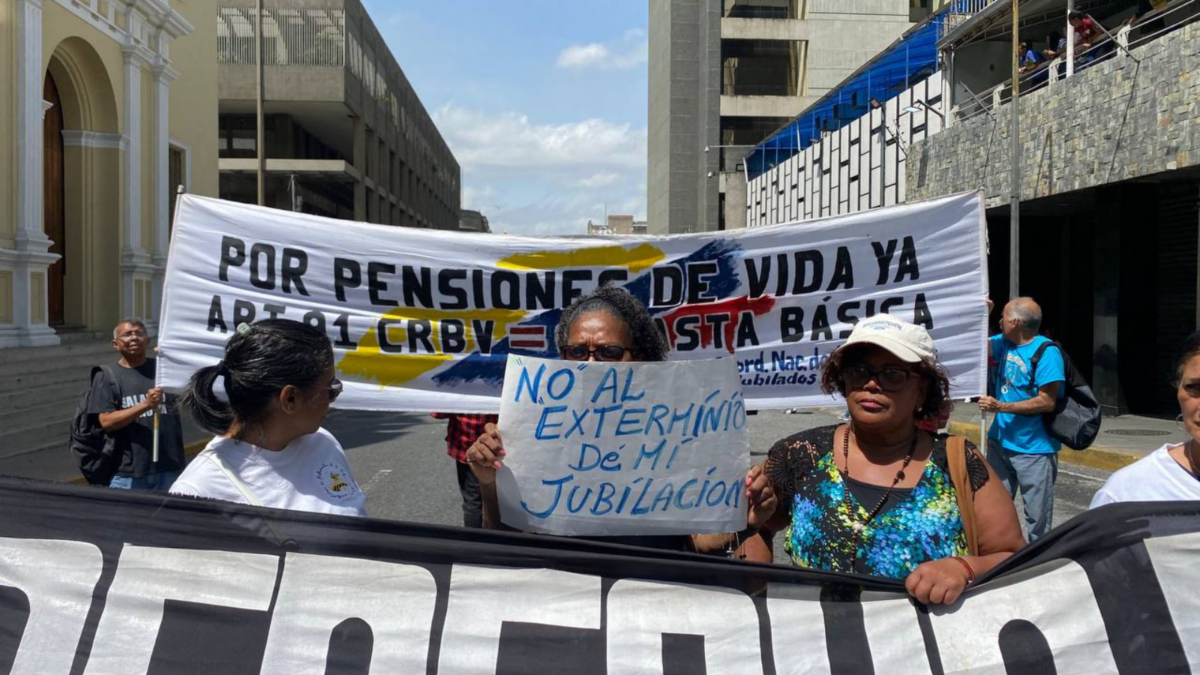 Docentes, trabajadores y jubilados marcharon al Ministerio de Educación para exigir salarios dignos