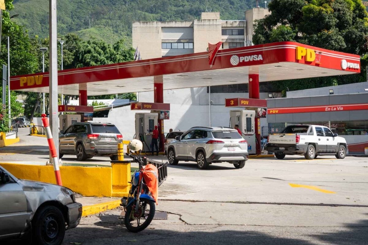 Estaciones de servicio, Gasolineras en Caracas, Precios de gasolina en Caracas, Abastecimiento de combustible en Caracas, Estaciones de servicio en Caracas, Combustible en Venezuela, Noticias sobre gasolineras en Caracas, Tarifas de gasolina en Caracas, Escasez de gasolina en Caracas, Rutas para conseguir gasolina en Caracas, Situación de las gasolineras en Caracas, Últimas noticias de combustible en Caracas, Suministro de petróleo en Caracas, Combustible barato en Caracas, Problemas de abastecimiento de gasolina en Caracas, Estadísticas de precios de gasolina en Caracas, Seguridad en gasolineras de Caracas, Abastecimiento de gasolina en cronograma de distribución de gasolina, Venezuela, Transporte y combustible en Caracas, Medidas gubernamentales sobre gasolina en Caracas, El Diario, José Daniel Ramos