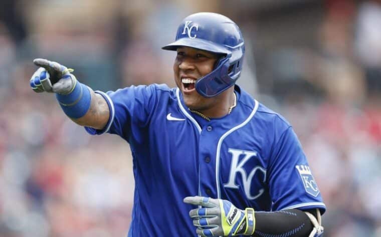Salvador Pérez se convirtió en el receptor venezolano con más hits en la MLB: ¿qué otros departamentos lidera?