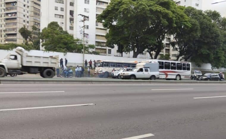 Un fallecido y un herido dejó el robo frustrado de una unidad de transporte público en la autopista Valle-Coche