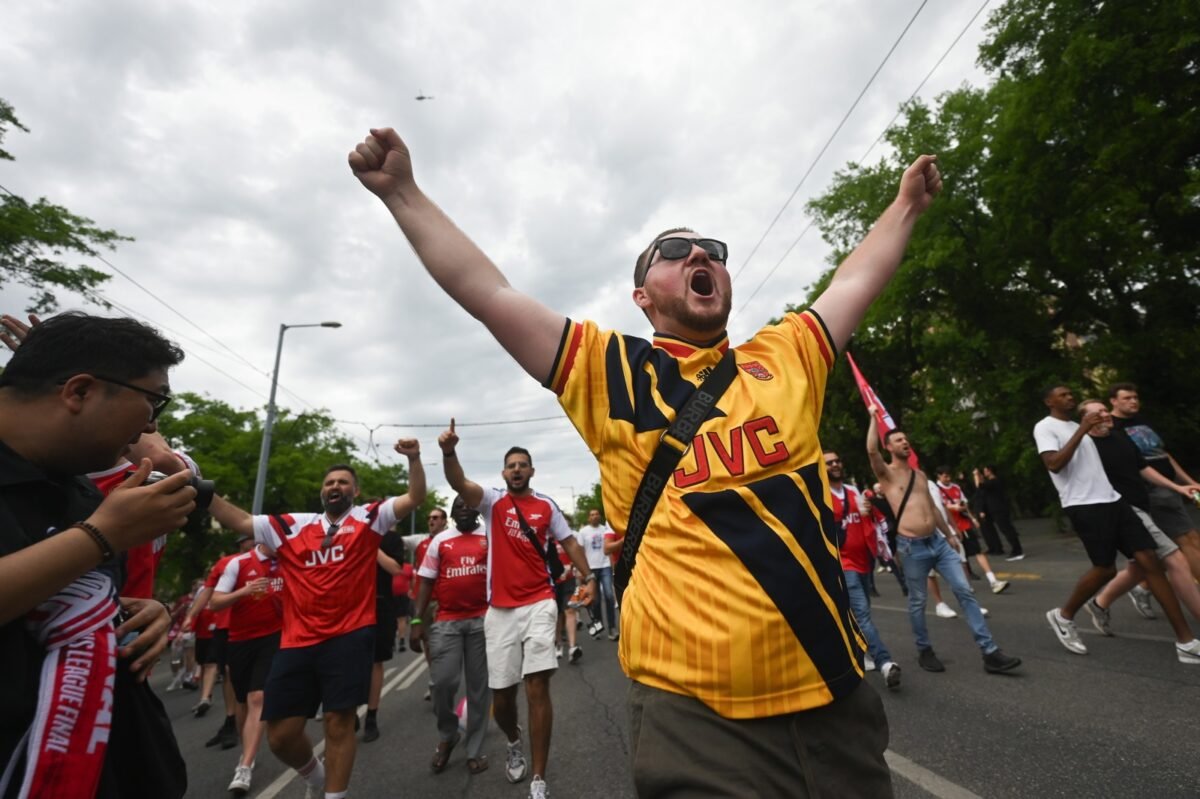 Hinchas del PSG y del Arsenal crean un “ambiente loco” en Budapest antes de la gran final de la Champions