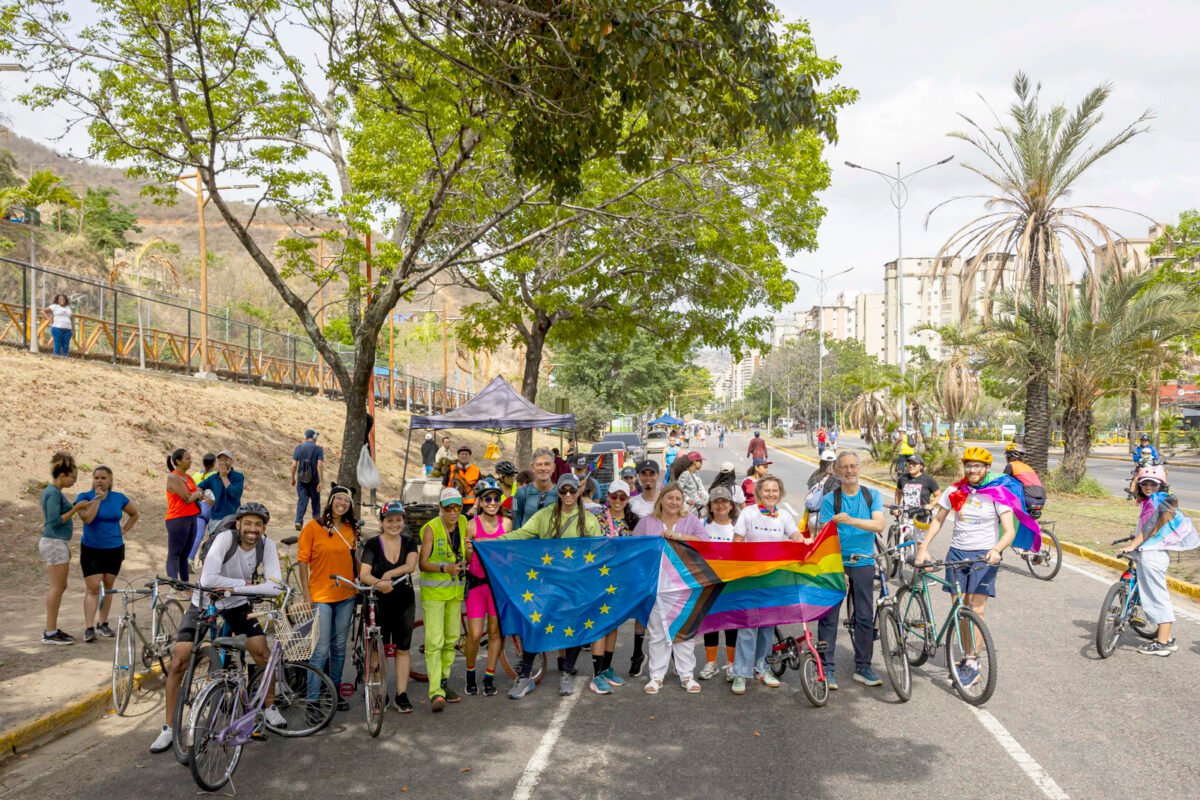 La UE recorrió 12 kilómetros de Caracas en bicicleta para apoyar a la comunidad LGBTIQ+