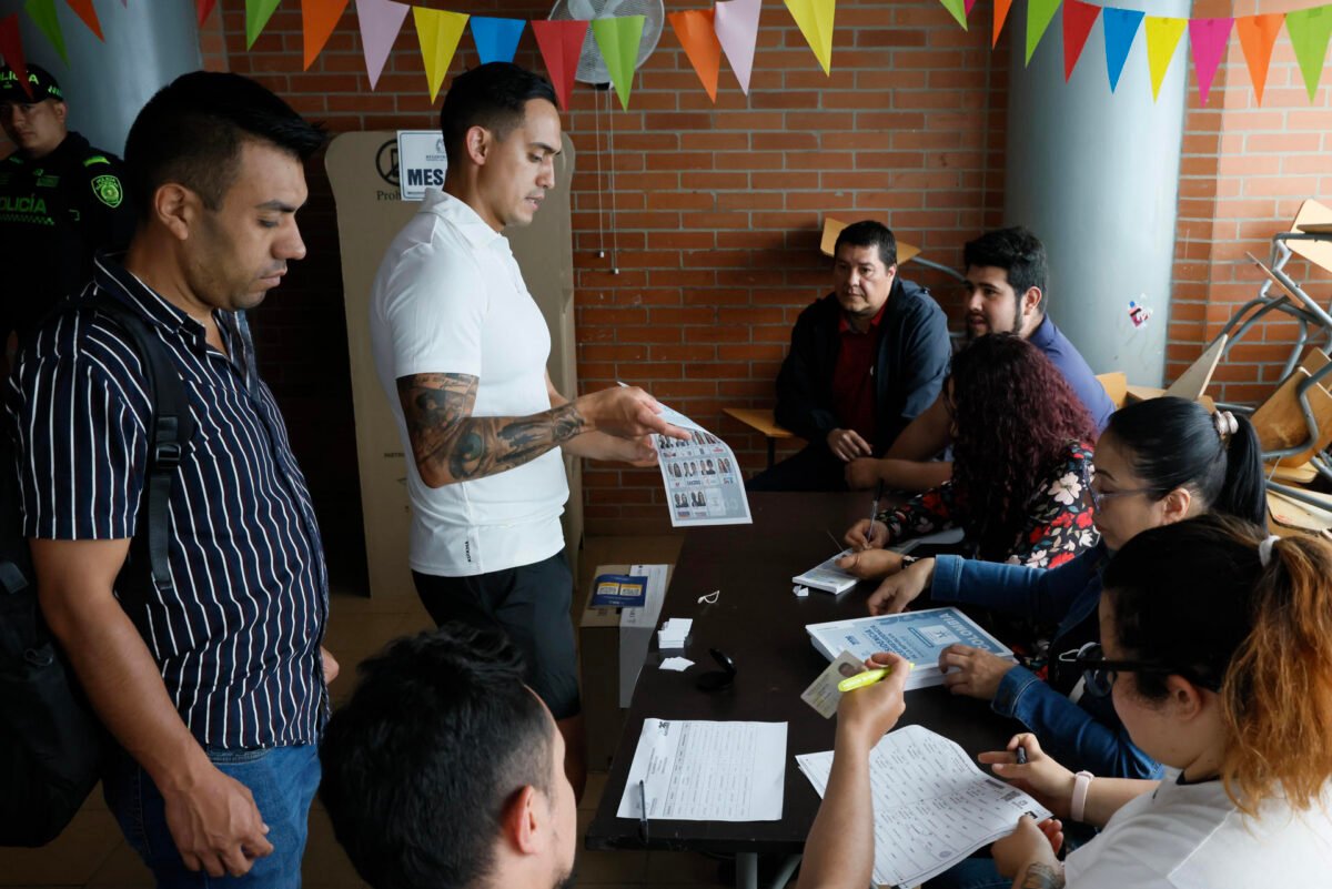 Sin reportes de alteraciones y con alta expectativa: así va la primera vuelta de las elecciones presidenciales de Colombia