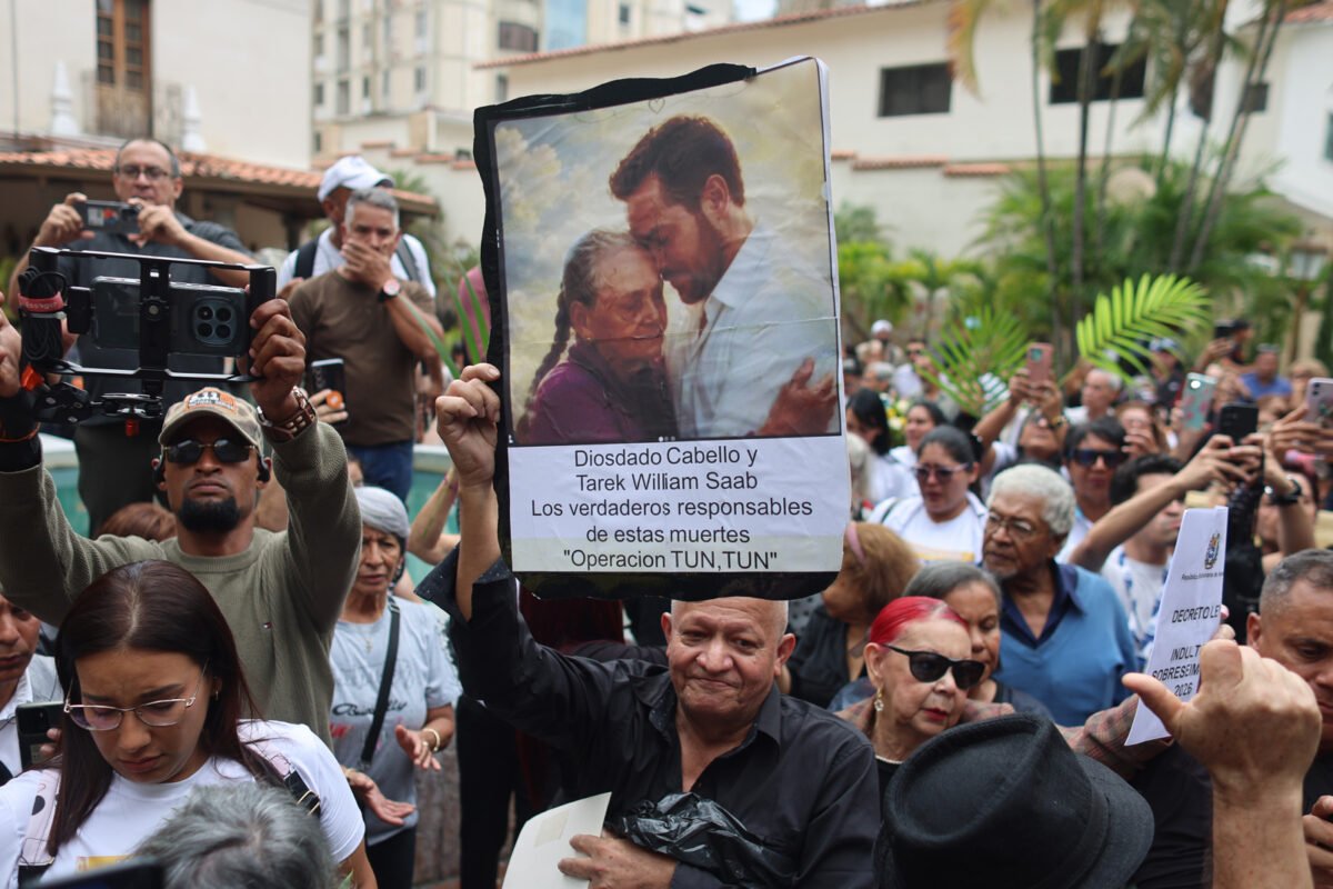 Entre homenajes y pedidos de justicia, sepultaron a Carmen Navas en el Cementerio del Este