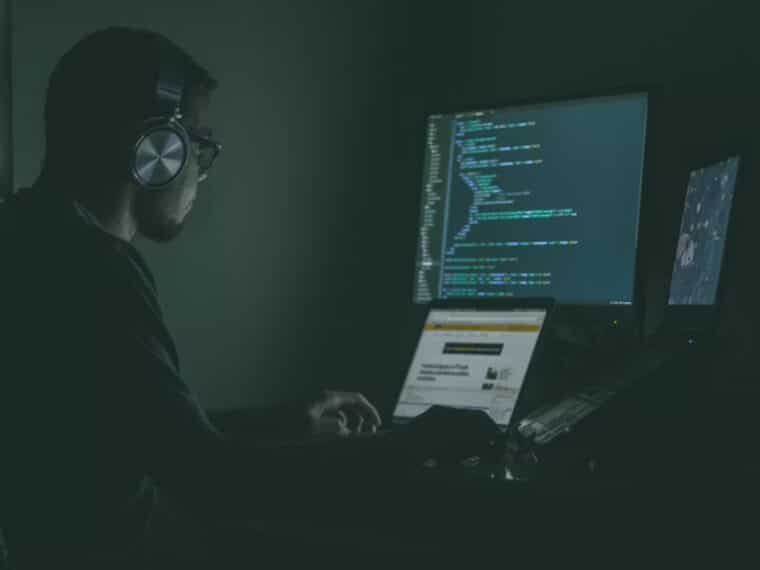 ¿Qué es WormGPT y por qué detuvieron a su creador?