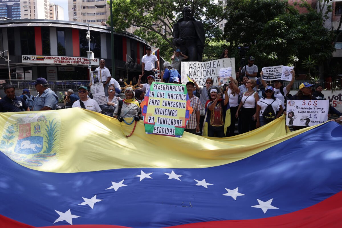 Trabajadores y jubilados marchan en Caracas para exigir salarios dignos este 1° de mayo