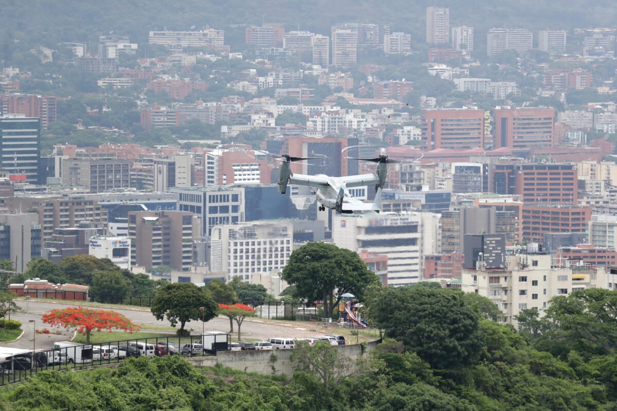 Estados Unidos sobrevoló Caracas con aeronaves durante simulacro en su embajada