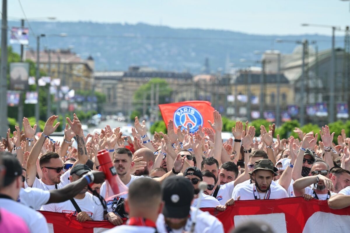 Hinchas del PSG y del Arsenal crean un “ambiente loco” en Budapest antes de la gran final de la Champions