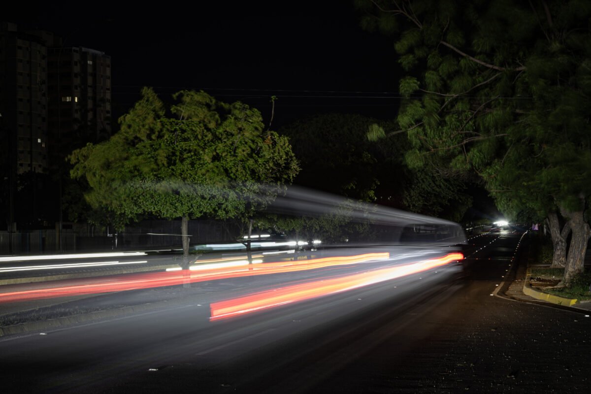 Vivir sin saber cuándo se irá la luz: la rutina que persiste en regiones de Venezuela